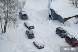 Автомобильная парковка во дворе жилого дома., снег, уборка снега, дворник с лопатой, гараж во дворе, гараж, последствия снегопада, парковка автомобилей, парковка, парковка во дворе, дворник