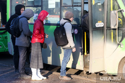 Остановки, автобусы, пассажиры. Тюмень, остановка, автобусная остановка, автобус, люди на остановке, общественный транспорт, остановка автобусная