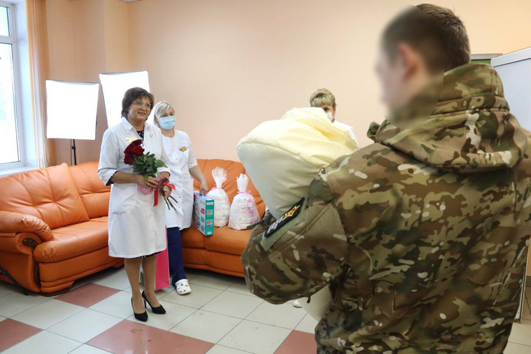 Командование отпустила бойца на выписку жены