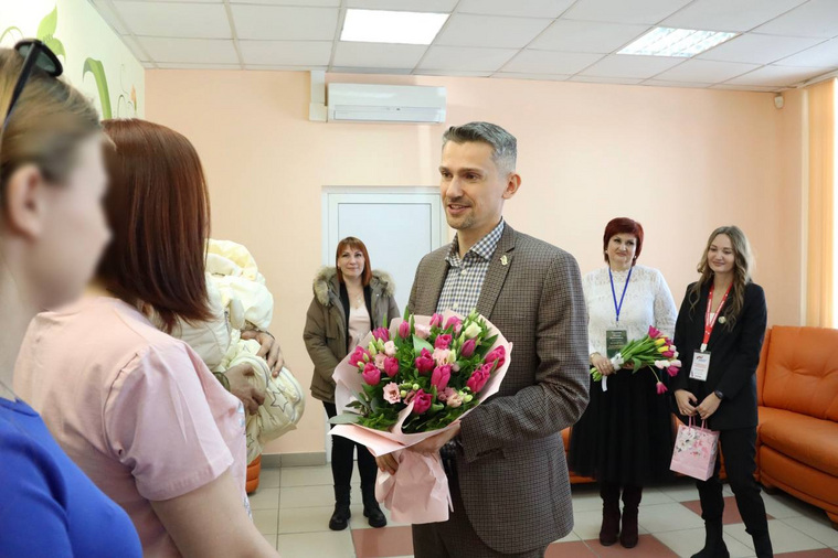 Андрей Алексеев поздравил семью с наступающим праздником и рождением дочек