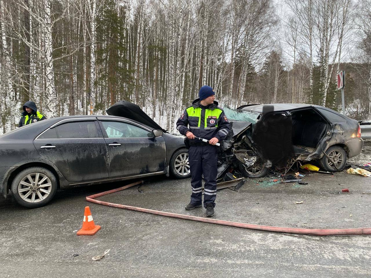 Водитель автомобиля «Тойта Камри» не справился с управлением на повороте