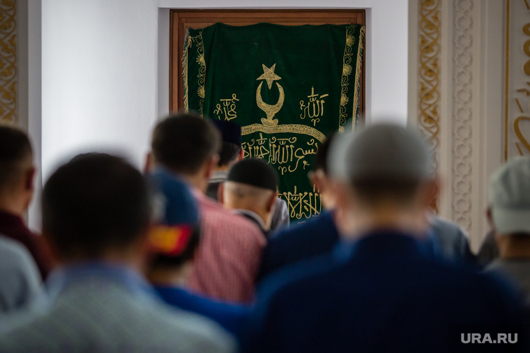 Полуденный намаз в соборной мечети Сургута, мечеть, ислам, намаз, религия, молитва, мусульмане