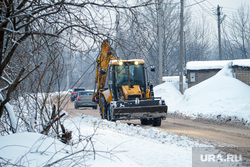 Городские зарисовки. Зима, уборка снега, трактор, жкх, автомобиль, движение, дорога