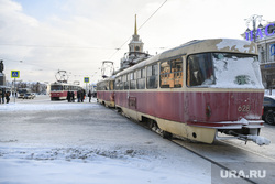 Улицы города после снегопада. Екатеринбург, площадь1905 года, маршрут6, трамвай, татра т3