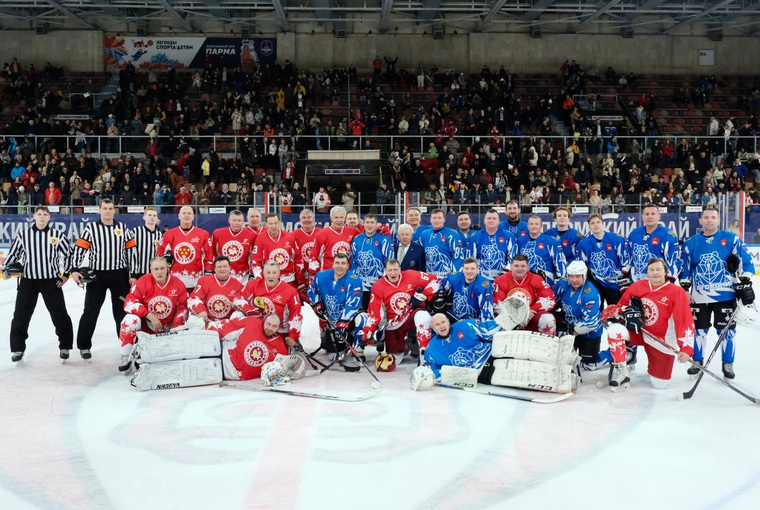 Звезды сыграли с представителями правительства, депутатами парламента края и ветеранами пермского хоккея