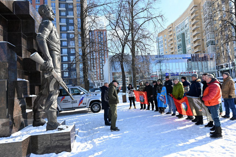 Встреча состоялась у мемориала «Солдат России» в центре Перми
