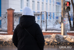 Обзорная по городу. Пермь , зима, ожидание, женщина на светофоре
