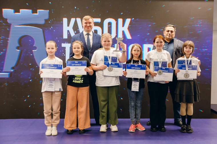 Мария Клещева (в центре с кубком), победившая в категории девочек до 13 лет, представляла шахматный клуб «Дебют»