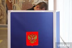 Выборы- 2021. Курган , молодой человек, выборы, топ, избирательный участок, звездочка, голосование, кабинка голосования, выборы 2024