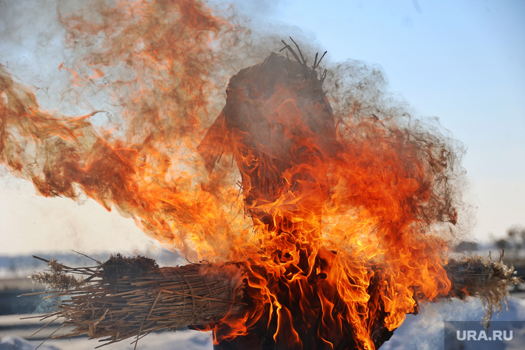 Накануне Масленицы на курганской трассе сожгли традиционное чучело