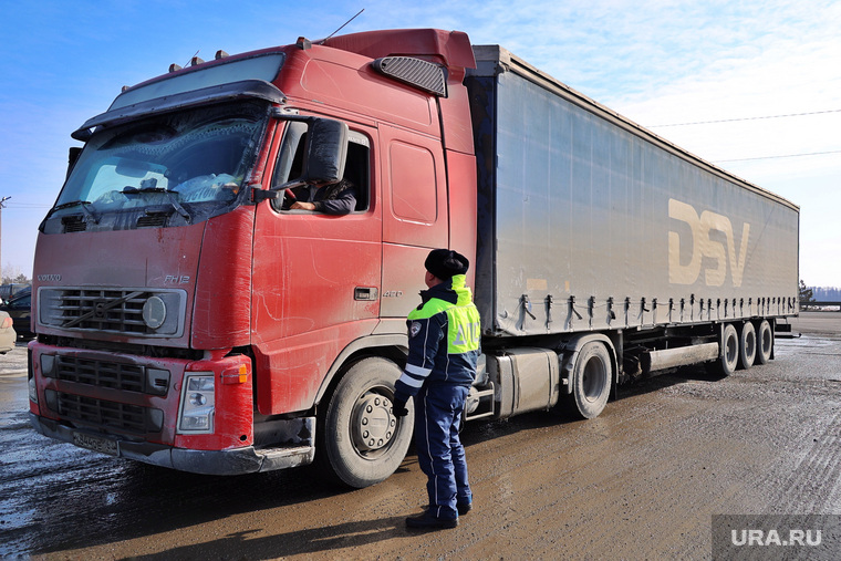 Водителей грузовозов приглашали отдохнуть и поесть блинов в курганском дорожном комплексе