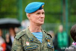 Линейка первоклассников с ветераном СВО Сергеем Бормотовым в школе 68. Челябинск, школьная линейка, бормотов сергей