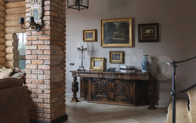 Дом обставлен антикварной мебелью, картинами и зеркалами 19 века 