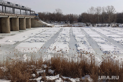 Город. Курган, лед, курган, распил льда, весна в городе