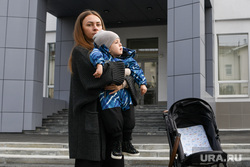 Мама Миши Бахтина со СМА вышла на пикет к резиденции Куйвашева. Фото