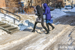 Снег и грязь на дорогах  и во дворах города Курган, тротуар в снегу, пешеходы
