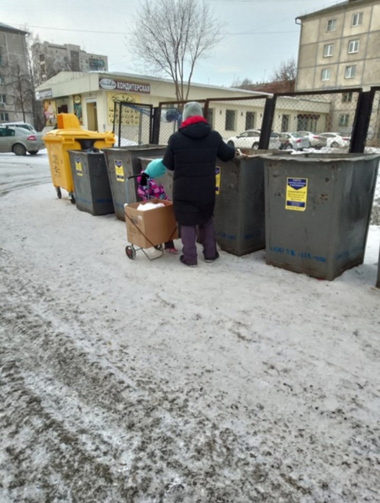 Женщина накормила ребенка из мусорки