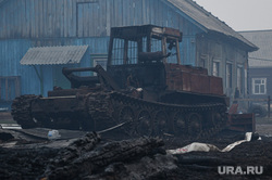 Последствия пожара в деревне Успенка. Тюменская область, трактор, последствия пожара, гусеничный