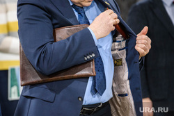 Завод «Верста». Свердловская область, Асбест, чиновник, телефон в руках, папка в руках, потайной карман