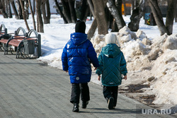 Как живут дети, которые три дня провели в квартире Екатеринбурга с мертвыми родителями. Фото, видео