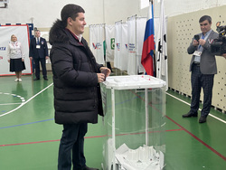Дмитрий Артюхов проголосовал в гимназии: фото 