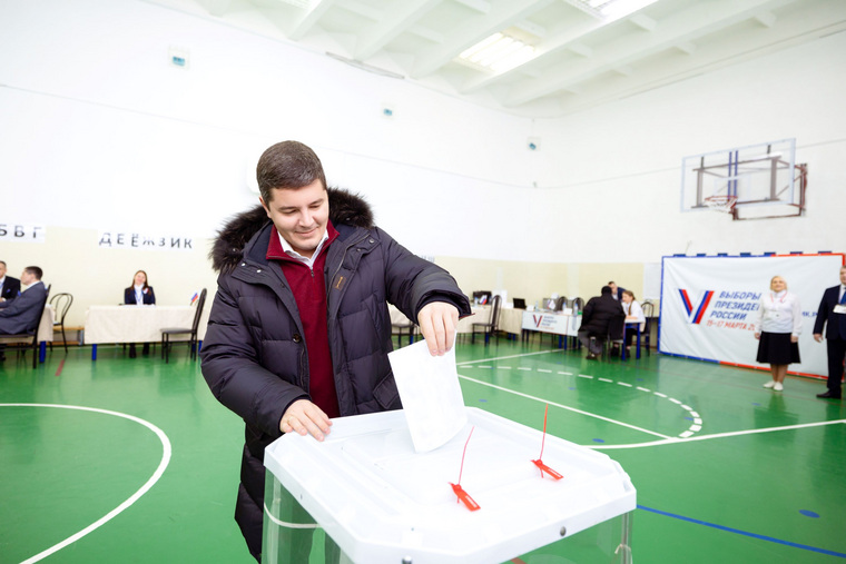 Дмитрий Артюхов опустил бюллетень в урну для голосования