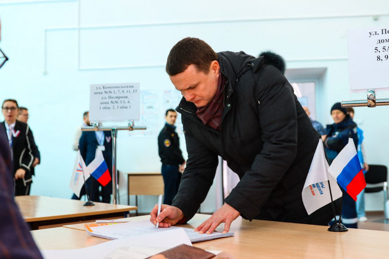 Дмитрий Жаромских проголосовал на избирательном участке в Надыме
