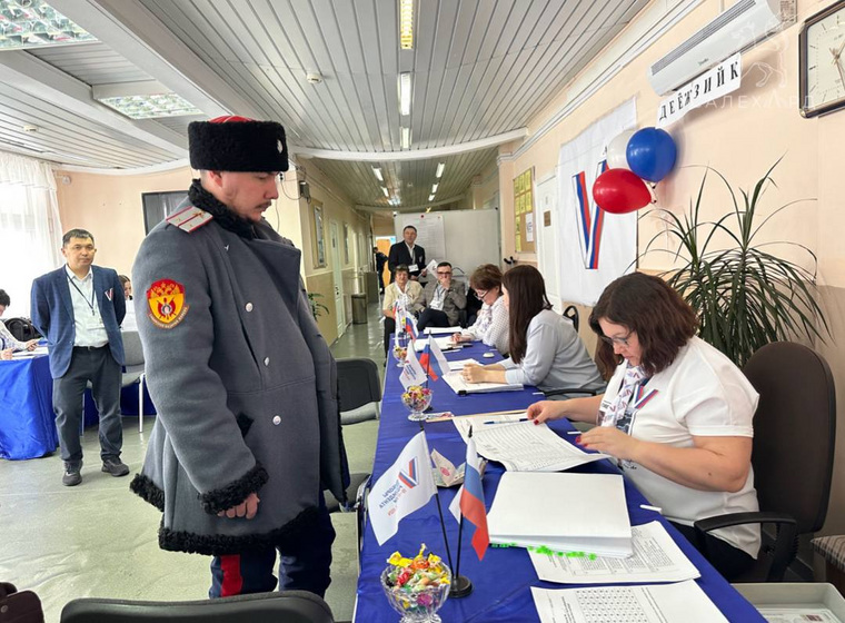 Казак в четвертом поколении Алексей Орлов на избирательном участке