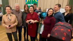 Губернатор Югры Наталья Комарова и многодетная семья Пуртовых