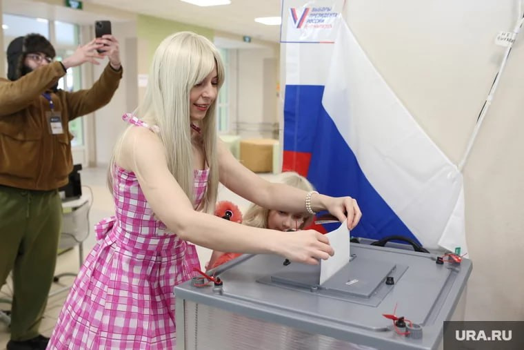 Женщина пришла на президентские выборы в образе Барби