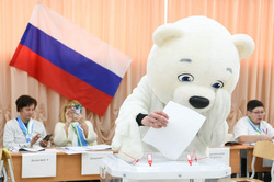 Избиратель в костюме медведя поднял настроение всем, кто был на участке