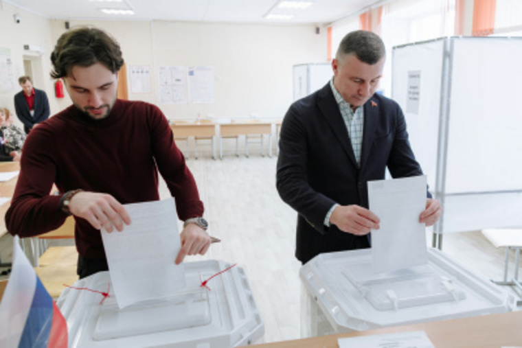 Евгений Илле пришел на избирательный участок вместе с сыном