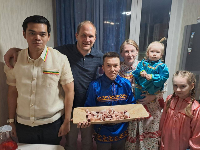 Участников Всемирного фестиваля молодежи в ХМАО накормили национальными блюдами аборигенов