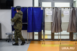 Выборы-2024. Екатеринбург, выборы, избирательная кабинка, уик, военнослужащий, избирательный участок, военный