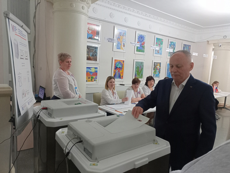 Александр Балашов решил проголосовать в городе, где находится его предприятие