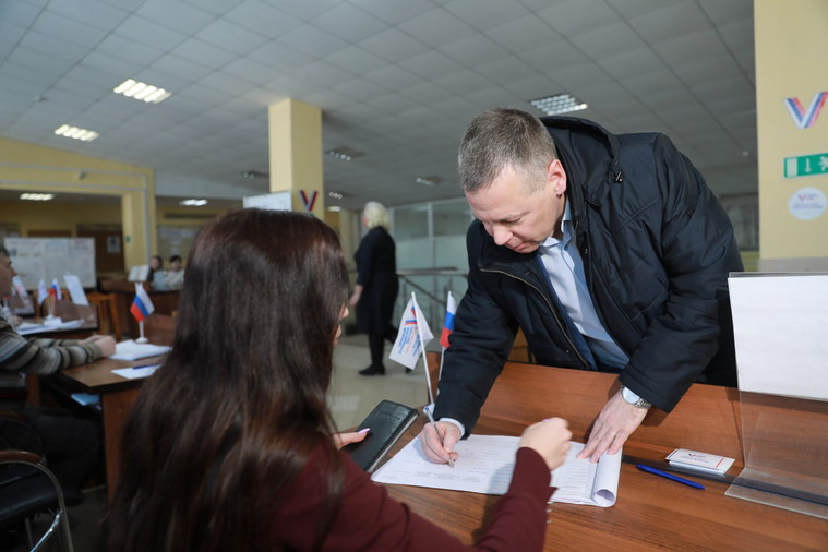 Ярославский губернатор Михаил Евраев проголосовал на выборах президента России