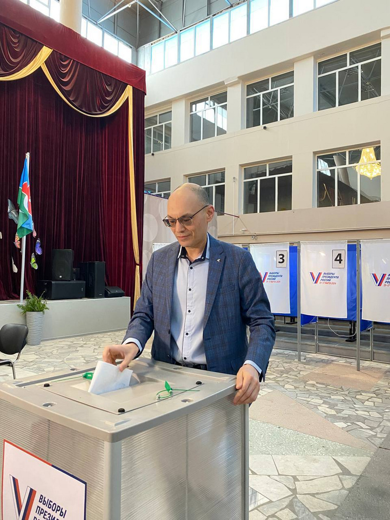 Сергей Токарев на избирательном участке