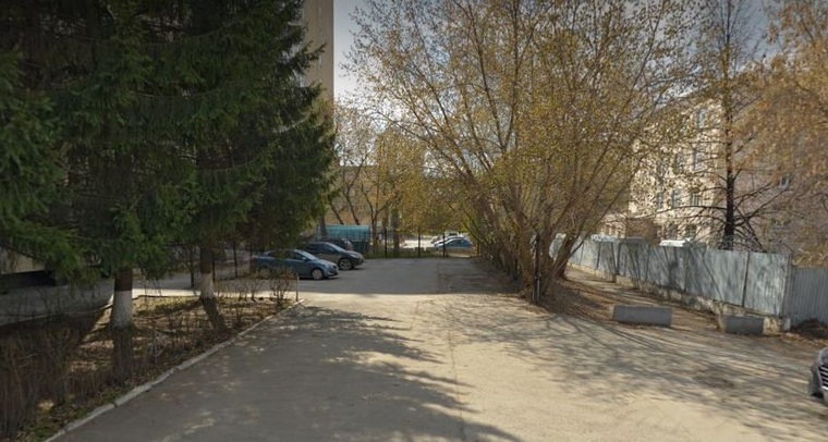Сейчас дорога на Тверитина заставляет автомобилистов упираться в железный забор, который выходит на сторону Степана Разина