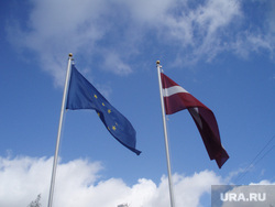 Флаг Евросоюза и Латвии
