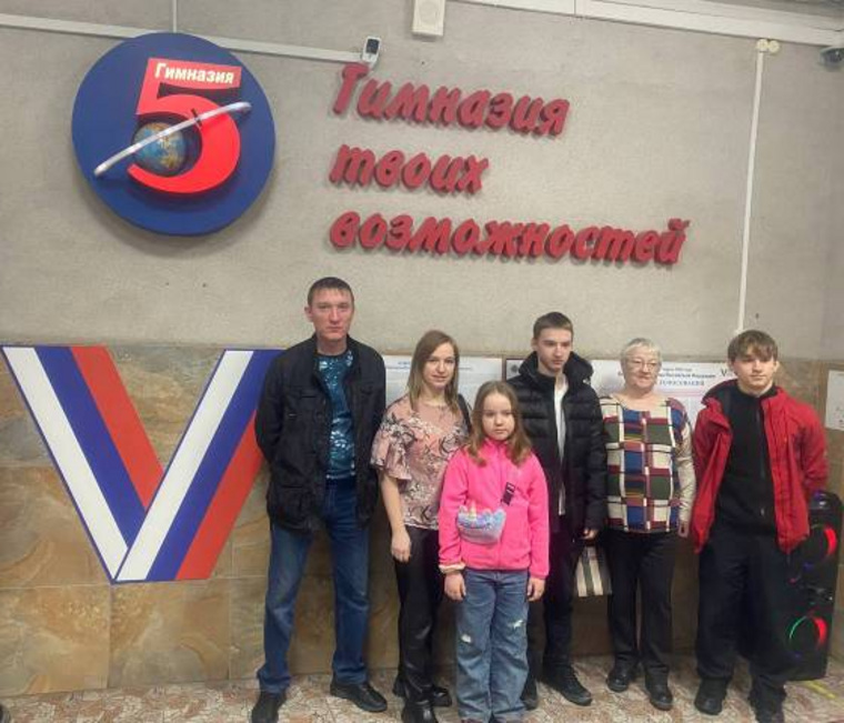Семья Мясниковых на избирательном участке, расположенном в гимназии №5