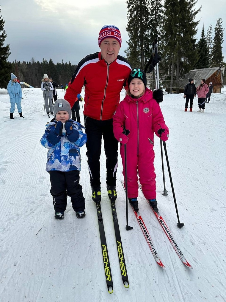 Дмитрий Махонин с семьей на лыжах