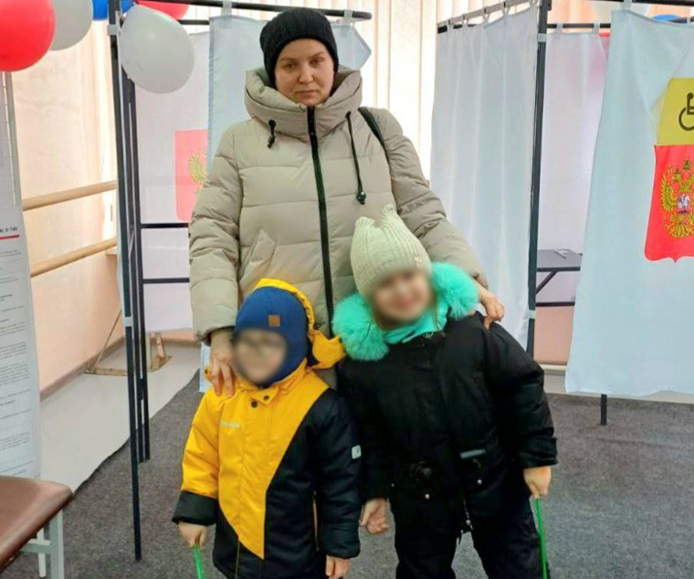 Победительница викторины «Достижения Югры» Аниса Шакирзянова из Нефтеюганска с детьми