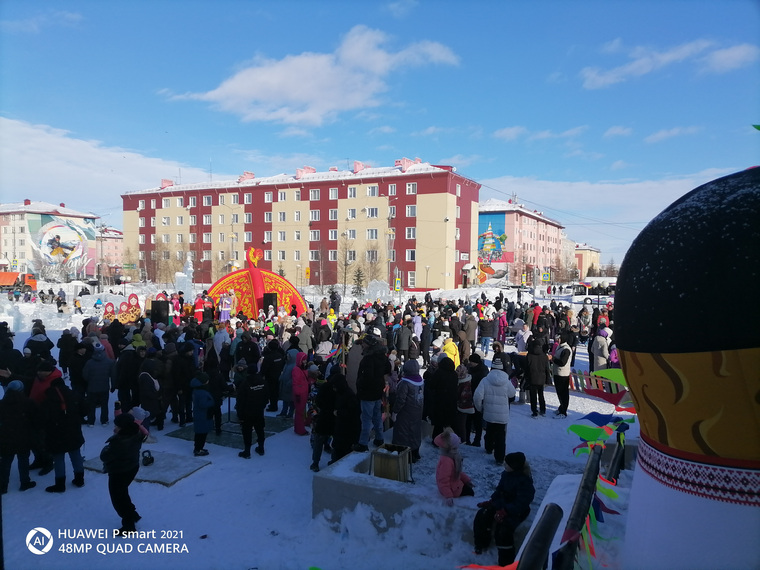 Праздник в Салехарде у центра «Геолог»