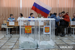 Студентка Екатерина Молоканова на избирательном участке № 1417 (Выборы 2024). Екатеринбург, избирательная урна, уик