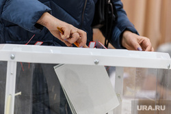 Студентка Екатерина Молоканова на избирательном участке № 1417 (Выборы 2024). Екатеринбург, избирательная урна, голосование, бюллетень