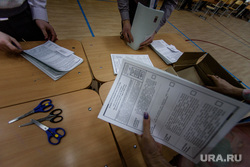 Подсчет бюллетеней на избирательном участке в гимназии № 104 (Выборы 2024). Екатеринбург, подсчет бюллетеней, неиспользованные бюллетени