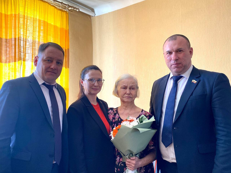 Глава города Шадринска Антон Мокан (на фото слева) поздравил ветерана педагогического труда Серафиму Рассохину с юбилеем