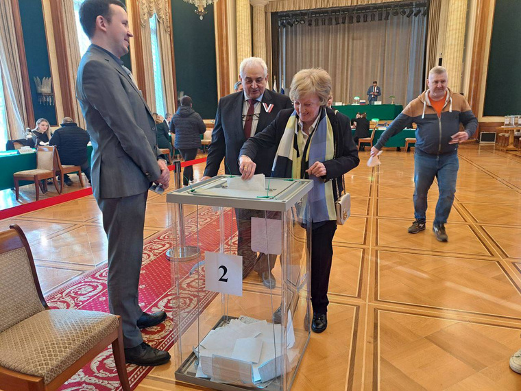 На фото, опубликованном МИД России, видно, что шарф является многоцветным