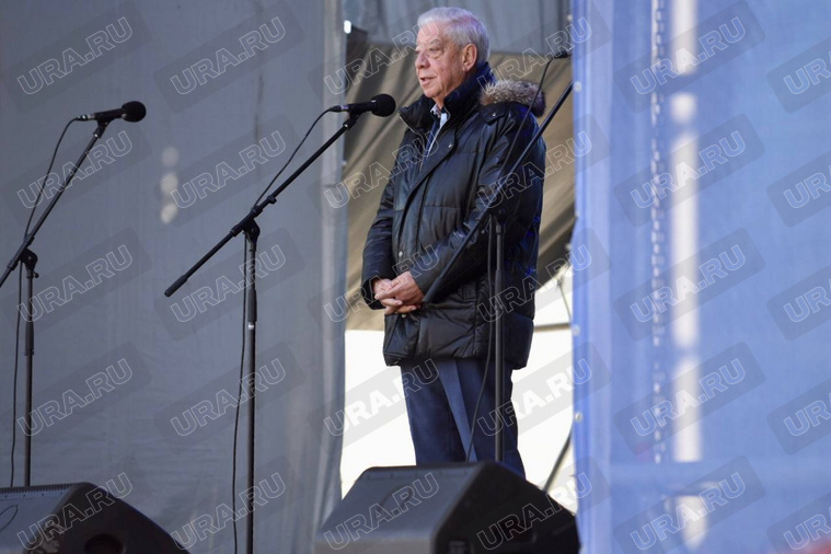 Председатель Общественной палаты региона Александр Левин поздравил участников митинга со сцены