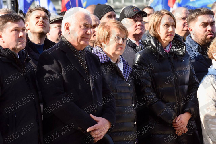 На митинге собрался весь свердловский истеблишмент